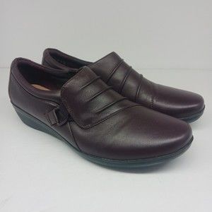 WOMENS CLARKS EVERLAY 8.5 M SLIP ON LOAFERS EGGPLANT COLOR EUC LN